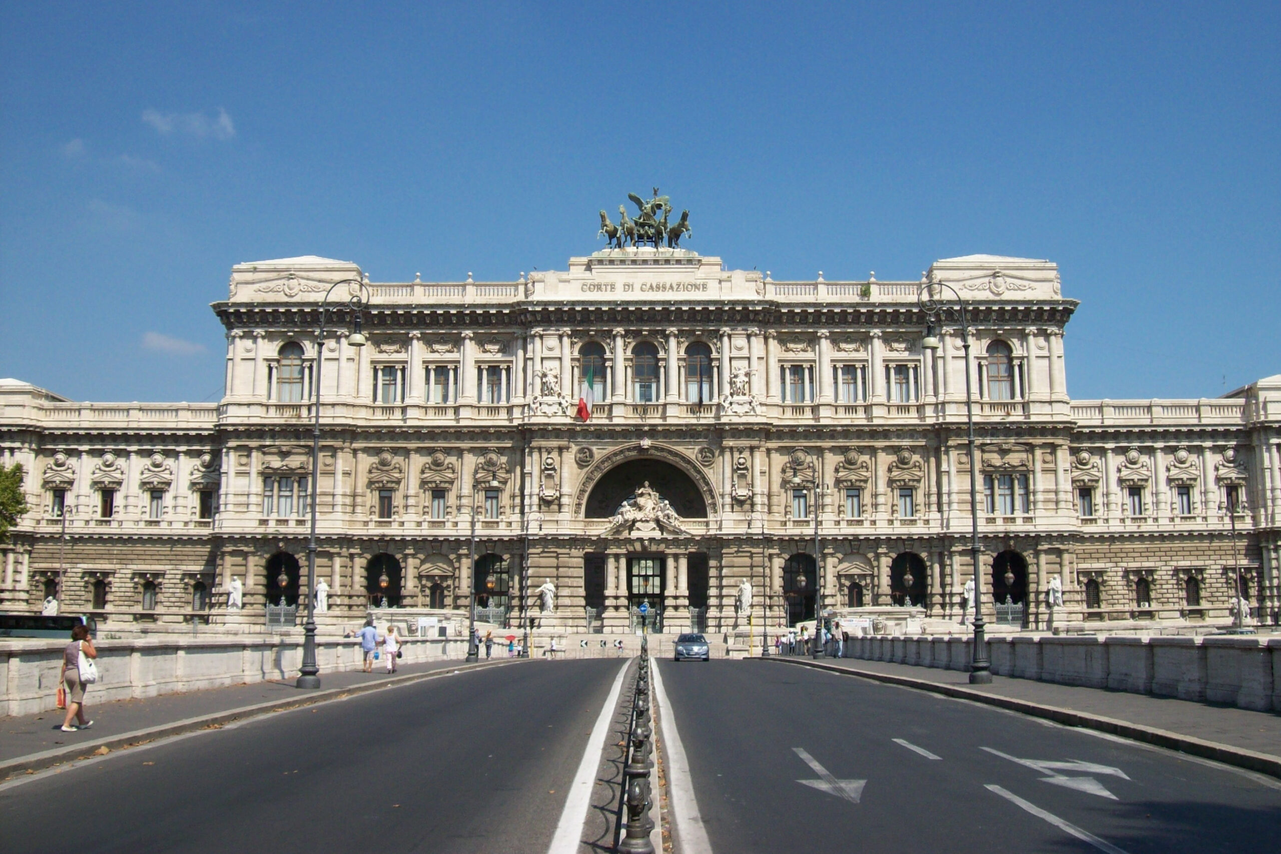 Il Palazzo di Giustizia, anche noto come Palazzaccio, sede della Corte di Cassazione, a Roma, visto dalla mezzeria di ponte Umberto I
