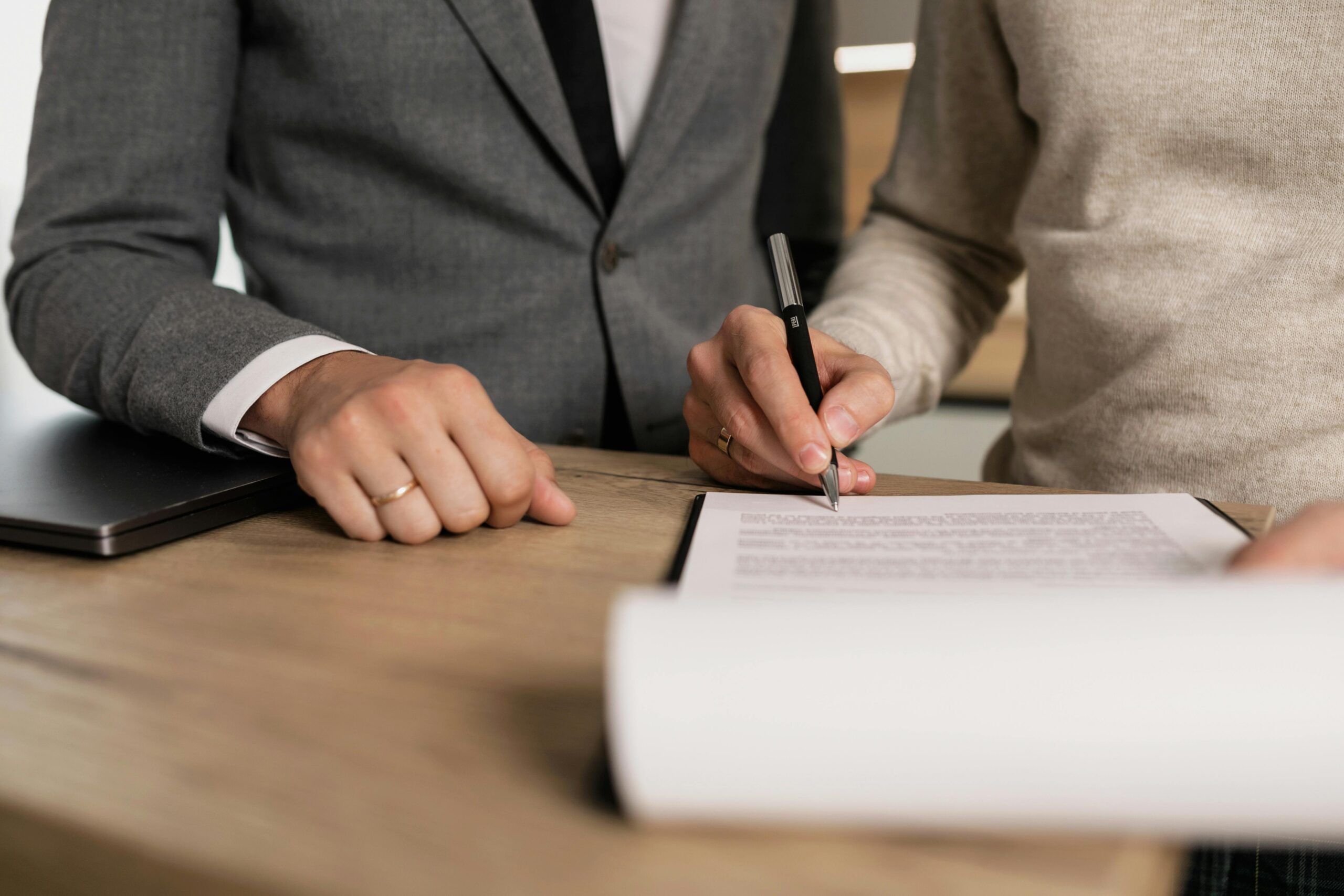 firmare un documento pexels-a-darmel-7641842